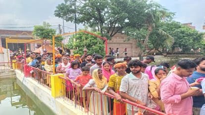 सावन का सोमवार: बरेली के नाथ मंदिरों में लगी शिवभक्तों की कतार, गंगाजल से किया भोलेनाथ का अभिषेक  सावन के दूसरे सोमवार को बरेली के नाथ मंदिरों में हजारों श्रद्धालुओं ने जलाभिषेक किया। आधी रात से ही कांवड़िए जुटने लगे थे। सभी नाथ मंदिरों में लंबी कतारें दिखीं। सुरक्षा के इंतजाम किए गए थे। सावन माह के