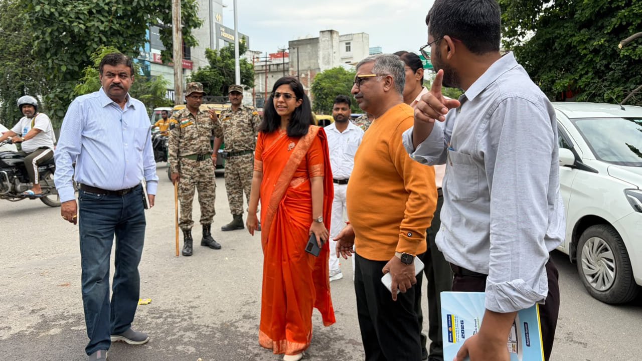 बरेली-पीलीभीत बाईपास अब बनेगा सिक्सलेन, नाथ कॉरिडोर की थीम से चमकेंगे 3 बड़े चौराहे बरेली-पीलीभीत बाईपास अब सिक्सलेन विकसित होगा, बीडीए ने इस चौड़ीकरण को मंजूरी दी है. इसके तहत नाथ कॉरिडोर थीम पर तीन प्रमुख चौराहों का सौंदर्यीकरण किया जाएगा. करीब दो महीने पहले आठ लेन का टेंडर निरस्त होने के बाद नए स