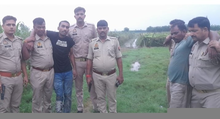 Bareilly News: मुठभेड़ में चार आरोपी गिरफ्तार, गोली लगने से दो घायल, मौके से गोवंश और हथियार बरामद  बरेली में पुलिस ने मंगलवार तड़के मुठभेड़ के बाद चार आरोपियों को गिरफ्तार किया। इस दौरान दो आरोपियों के पैर में गोली लगी, जिन्हें उपचार के लिए अस्पताल भेजा गया है। पुलिस ने मौके से गोवंशीय पशु और उसे क