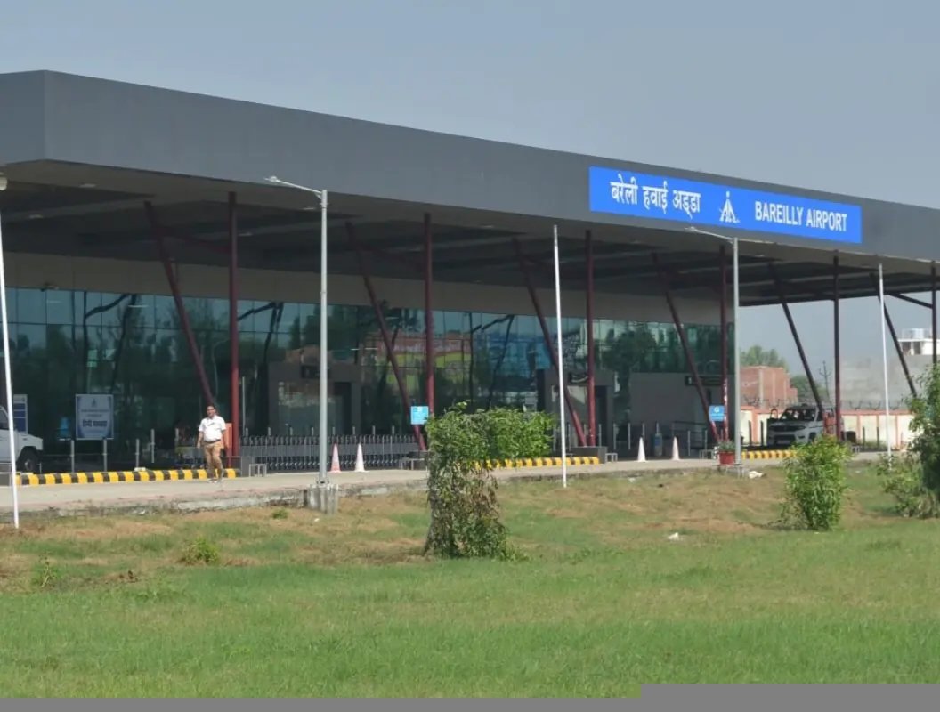बरेली के आसमान में अकासा की एंट्री: गोवा-श्रीनगर से हैदराबाद तक उड़ान की तैयारी, सर्दियों में खुल सकते हैं नए रूट  बरेली। बरेली के हवाई यात्रियों के लिए अच्छी खबर है। इंडिगो के बाद अब अकासा एयर भी बरेली से हवाई सेवा शुरू करने की तैयारी में है। पूर्वांचल से लेकर दक्षिण भारत और गोवा-श्रीनगर तक नए हवाई