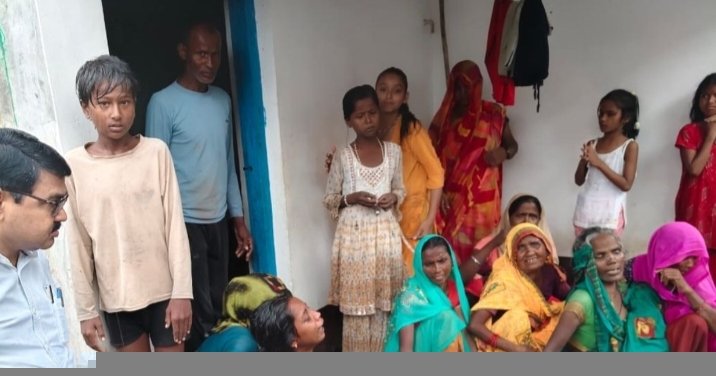 शाहजहांपुर में दर्दनाक हादसा: बारिश में नए मकान का लिंटर गिरने से चाचा-भतीजे की मौत, महिला गंभीर घायल  शाहजहांपुर के पुवायां क्षेत्र में सोमवार सुबह बारिश के दौरान दर्दनाक हादसा हुआ। गांव मुड़िया कुर्मियात में पड़ोसी की कच्ची दीवार गिरने से नए मकान का लिंटर भी गिर गया, जिसके नीचे दबकर युवक और उसके म