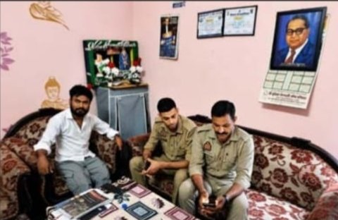 पीलीभीत: झारखंड के राज्यपाल के प्रस्तावित दौरे से पहले भीम आर्मी भारत एकता मिशन के जिलाध्यक्ष सौरभ भारतीय को पुलिस ने उनके घर में नजरबंद (हाउस अरेस्ट) कर दिया। आरोप है कि वे राज्यपाल के सामने ग्राम पुरैना के अधूरे पुल निर्माण और क्षेत्र की अन्य जनसमस्याओं को उठाने वाले थे। भीम आर्मी ने इसे लोकतांत्र