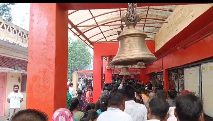 सावन के प्रथम सोमवार को शिवालयों में रही हर हर महादेव की गूँज,बढ़ते समयँ के साथ भक्तों की भीड़ ने किया आस्था का जलाभिषेक*  बरेली जनपद में सावन के प्रथम सोमवार को जगह-जगह शिवालयों में बढ़ते समयँ के साथ एकत्रित भक्तों भीड़ ने हर हर महादेव के जयकारों के साथ किया आस्था का जलाभिषेक। काफी दिनों से चल रहीं प