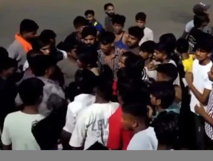 रील के चक्कर में झुमका पर भिड़े दो पक्ष, जमकर हुई मारपीट, वीडियो वायरल, सामने पुलिस बूथ फिर भी नहीं थम रहा बवाल  बरेली। शहर की पहचान बन चुका झुमका चौराहा अब रील और वीडियो बनाने वालों की हरकतों के कारण बार-बार विवादों में घिर रहा है। परसाखेड़ा स्थित झुमका चौराहे पर रील बनाने को लेकर दो पक्षों के बीच 