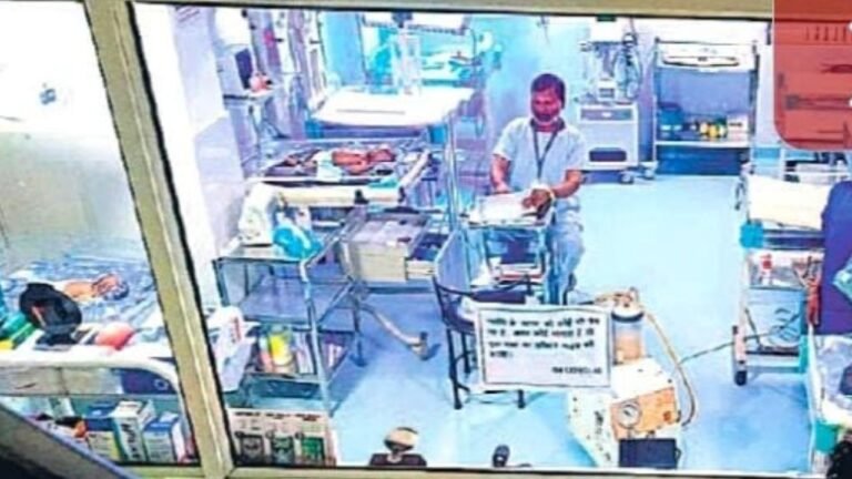 बरेली के रुद्राक्ष अस्पताल के बेसमेंट में चल रही थी नवजातों की नर्सरी, स्वास्थ्य विभाग की छापेमारी से हड़कंप, होगा सील।  बरेली। शहर के धर्मकांटा चौराहा स्थित रुद्राक्ष अस्पताल में सोमवार को स्वास्थ्य विभाग की औचक जांच के दौरान बड़ा खुलासा हुआ। निरीक्षण में अस्पताल के बेसमेंट में मानकों के विपरीत नवज