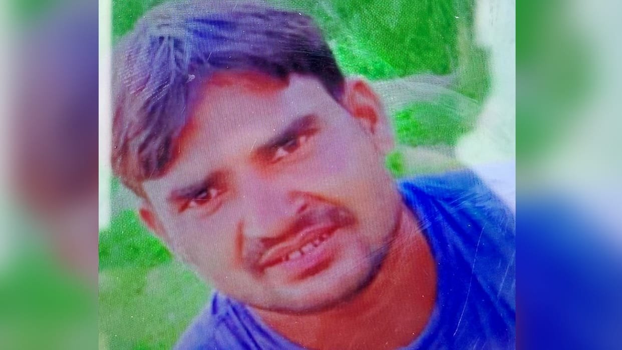 बरेली में हादसा: गंगाजल लेने जा रहे कांवड़िया की सड़क हादसे में मौत, परिवार में मचा कोहराम।  बरेली के भमोरा थाना क्षेत्र में रविवार रात हुए हादसे में बाइक सवार कांवड़िये की मौत हो गई। वह जत्थे के साथ गंगाजल लेने कछला घाट जा रहे थे। हादसे के बाद मृतक के परिवार में कोहराम मच गया।  बरेली के बिथरी चैनपु