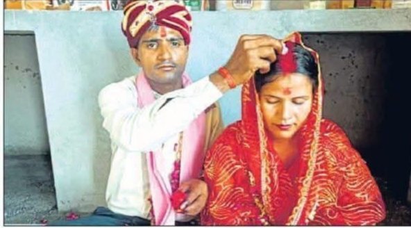 10 साल के प्रेम प्रसंग के बाद युवती ने अपनाया सनातन धर्म, प्रेमी संग लिए सात फेरे बरेली। करीब 10 वर्षों तक चले प्रेम संबंध के बाद अलग-अलग धर्म से जुड़े युवक-युवती ने सामाजिक और पारिवारिक बाधाओं को पीछे छोड़ते हुए विवाह कर लिया। जौनपुर निवासी शाहजहां बानो ने सनातन धर्म स्वीकार कर अपना नाम प्रतीक्षा य