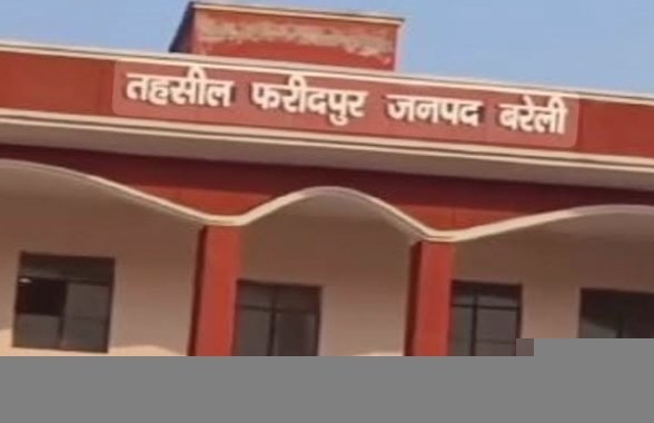 बरेली फरीदपुर तहसील में तैनात संग्रह अमीन की इलाज के दौरान मौत, परिवार में मचा कोहराम फरीदपुर। फरीदपुर तहसील में तैनात संग्रह अमीन प्रशांत सिंह तोमर की रविवार को उपचार के दौरान मौत हो गई। बताया जा रहा है कि वह पिछले कई दिनों से बीमार चल रहे थे। उनकी अचानक तबीयत बिगड़ने के बाद परिजन उन्हें उपचार के ल