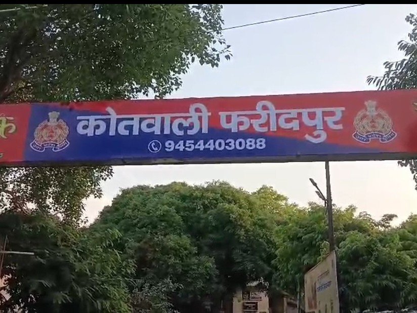 बरेली में युवक की आत्महत्या के बाद थाने के बाहर बवाल, शव रखकर प्रदर्शन करने वाले मृतक के पिता समेत 4 पर FIR  बरेली। फरीदपुर में युवक की आत्महत्या के बाद शुरू हुआ विवाद अब थाने तक पहुंच गया है। बेटे की मौत के बाद परिवार ने सड़क पर शव रखकर प्रदर्शन किया तो पुलिस ने कार्रवाई करते हुए मृतक के परिजनों सम