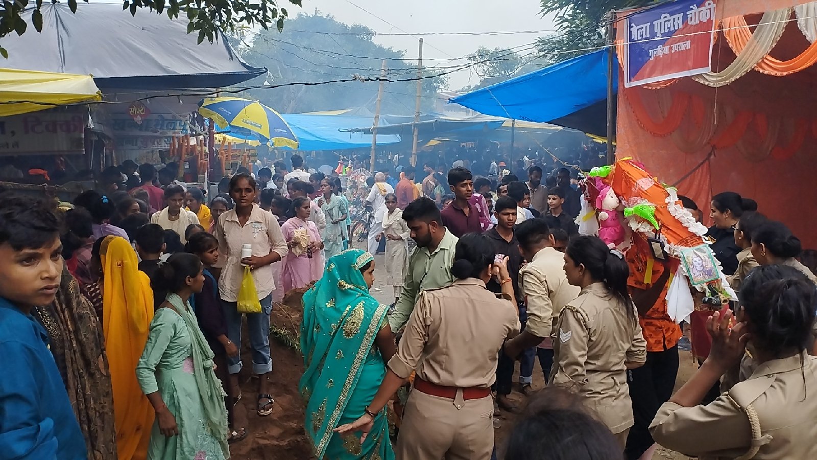 जनपद बरेली: गौरीशंकर गुलड़िया मंदिर में शिव तेरस पर आस्था का सैलाब, उमड़ी हजारों श्रद्धालुओं की भीड़  जनपद बरेली की प्रसिद्ध *गौरीशंकर गुलड़िया मंदिर* में आज शिव तेरस के पावन अवसर पर आस्था का सैलाब उमड़ पड़ा। सुबह 4 बजे से ही मंदिर के बाहर भक्तों की लंबी-लंबी कतारें लग गईं। हर कोई "बम-बम भोले" और "ह