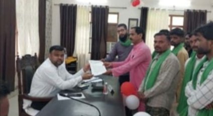 प्रशासन के खिलाफ किसानों का फूटा गुस्सा, समस्याओं के समाधान की मांग को लेकर तहसील में सौंपा ज्ञापन पीलीभीत के पूरनपुर में भारतीय किसान यूनियन (राष्ट्रवादी) के बैनर तले किसानों ने प्रशासनिक अव्यवस्था और भ्रष्टाचार के खिलाफ जोरदार प्रदर्शन किया। किसानों ने तहसील पहुंचकर उपजिलाधिकारी (SDM) को ज्ञापन सौ