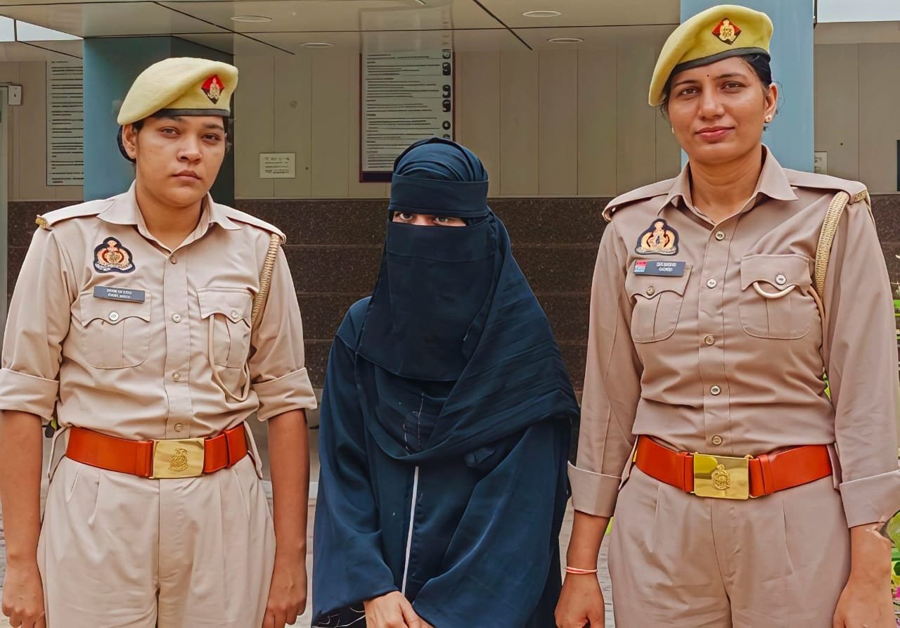 खीर में नशा घोलकर सात लाख उड़ाए, किरायेदार युवती ने ही रची साजिश; बॉयफ्रेंड समेत चार फरार  गाजियाबाद। साहिबाबाद थाना क्षेत्र की नीलमणि कॉलोनी में किराये के मकान में रहने वाली 20 वर्षीय युवती ने कथित तौर पर अपने बॉयफ्रेंड और अन्य साथियों के साथ मिलकर मकान मालिक के परिवार को खीर में नशीला पदार्थ खिलाक