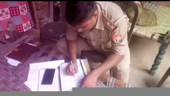 जहरीले सांप के काटने से युवक की मौत, पीछे छूट गए दो मासूम बच्चे; पत्नी ने पोस्टमार्टम की मांग को लेकर थाने में दिया प्रार्थना पत्र रिपोर्ट विकास ठाकुर/कैमरामैन प्रियांश गंगवार  बरेली। थाना फतेहगंज पूर्वी क्षेत्र के ग्राम टिसुआ से एक बेहद दुखद घटना सामने आई है। ग्राम टिसुआ निवासी जोगेन्द्र पाल की जहर