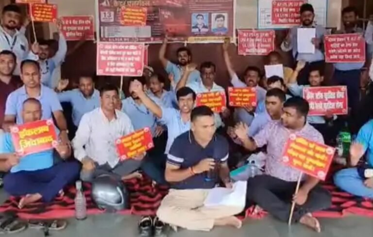 लोको पायलटों का प्रदर्शन: 2009 के बाद कैडर रिव्यू नहीं होने से नाराज  बरेली। रेलवे में ट्रेनों के सुरक्षित संचालन की जिम्मेदारी संभालने वाले लोको रनिंग स्टाफ ने गुरुवार को अपने कैडर में सुधार की मांग को लेकर प्रदर्शन किया। ऑल इंडिया लोको रनिंग स्टाफ एसोसिएशन के आह्वान पर बरेली सहित देशभर में सुबह 10