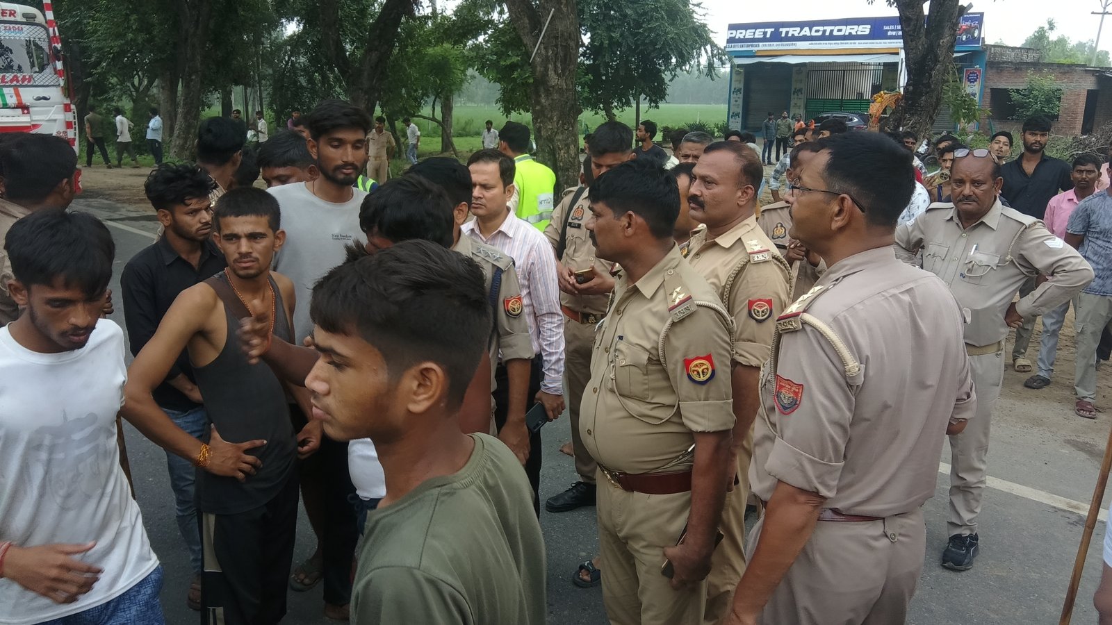 बरेली: ट्रक की टक्कर से तीन कांवड़िए घायल, आक्रोशित कांवड़ियों ने लगाया दो घंटे जाम  फरीदपुर। हरिद्वार से गोला जा रहे कांवड़ियों के जत्थे के साथ बरेली के निकासुआ-टिसुआ गांव के पास दर्दनाक हादसा हो गया। ट्रक की टक्कर लगने से तीन कांवड़िए घायल हो गए। घायलों में दिनेश सिंह (45 वर्ष) और रविंद्र पुत्र मह