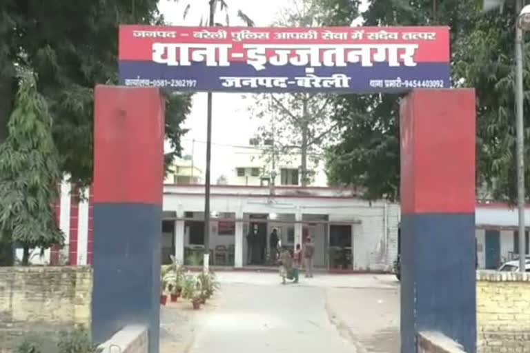 बरेली के मोदी ग्राउंड में दबंगों का तांडव, दो के सिर पर मारी बट, बीच-बचाव करने वाले पर झोंका फायर  बरेली। इज्जतनगर क्षेत्र के मोदी ग्राउंड में रविवार रात बाइक से पहुंचे युवकों ने पहले गाली-गलौज की और विरोध करने पर तमंचा निकाल लिया। आरोप है कि दो लोगों के सिर पर तमंचे की बट से हमला कर उन्हें घायल कर 