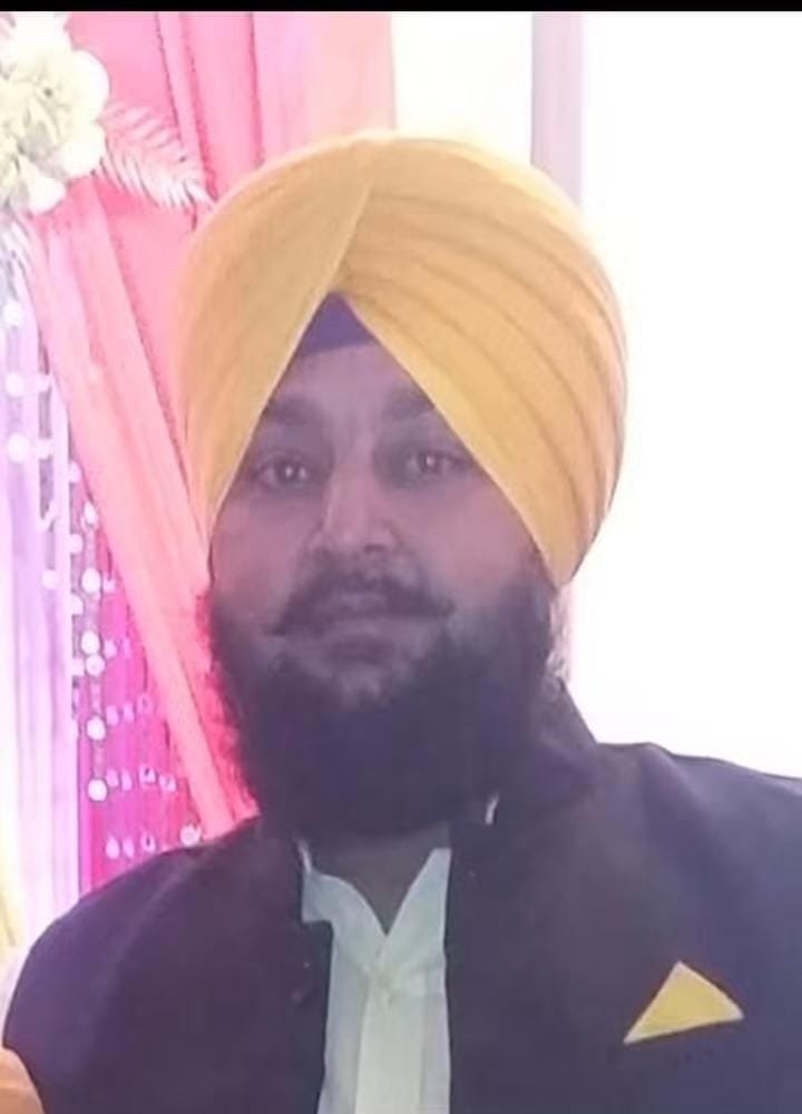 फरीदपुर में ढाबा संचालक अरविंदर सिंह उर्फ चिंटू का निधन, शोक की लहर फरीदपुर। फरीदपुर स्थित गुरुद्वारे के पास ढाबा संचालित करने वाले अरविंदर सिंह उर्फ चिंटू ढाबे वाले का हृदयाघात के चलते अचानक निधन हो गया। बताया जा रहा है कि उनकी तबीयत अचानक बिगड़ी, जिसके बाद उनकी मौत हो गई। जैसे ही अरविंदर सिंह के न
