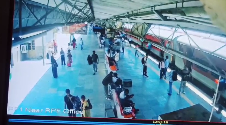 बरेली में बड़ा हादसा टला, चलती ट्रेन से कूदे परिवार को RPF- GRP ने बचाया  उत्तर प्रदेश के बरेली जिले से एक हैरान करने वाला मामला सामने आया है। यहां एक परिवार के सात लोगों ने चलती ट्रेन से छलांग लगा दी। घटना के बाद रेलवे स्टेशन पर अफरा-तफरी का माहौल बन गया। हालांकि गनीमत रही कि मौके पर मौजूद आरपीएफ औ