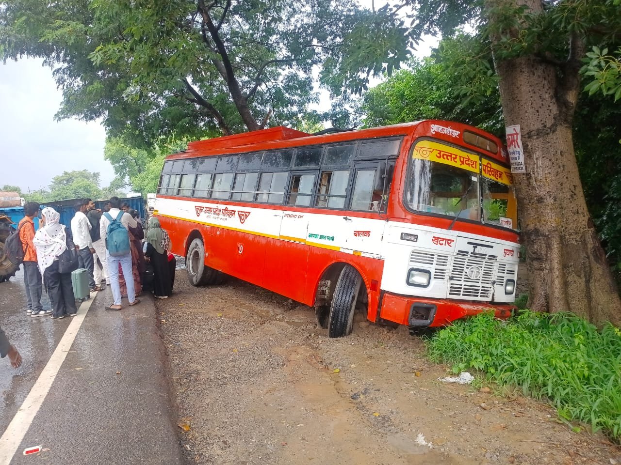 हरियाली पेट्रोल पंप के पास सड़क किनारे फंसी रोडवेज बस, यात्रियों में मची अफरा-तफरी रिपोर्ट विकास ठाकुर ब्यूरो चीफ बरेली/ कैमरामैन प्रियांश गंगवार  फरीदपुर, बरेली। थाना फरीदपुर क्षेत्र में हरियाली पेट्रोल पंप के पास मंगलवार को बारिश के बीच उस समय अफरा-तफरी का माहौल बन गया, जब उत्तर प्रदेश परिवहन निगम