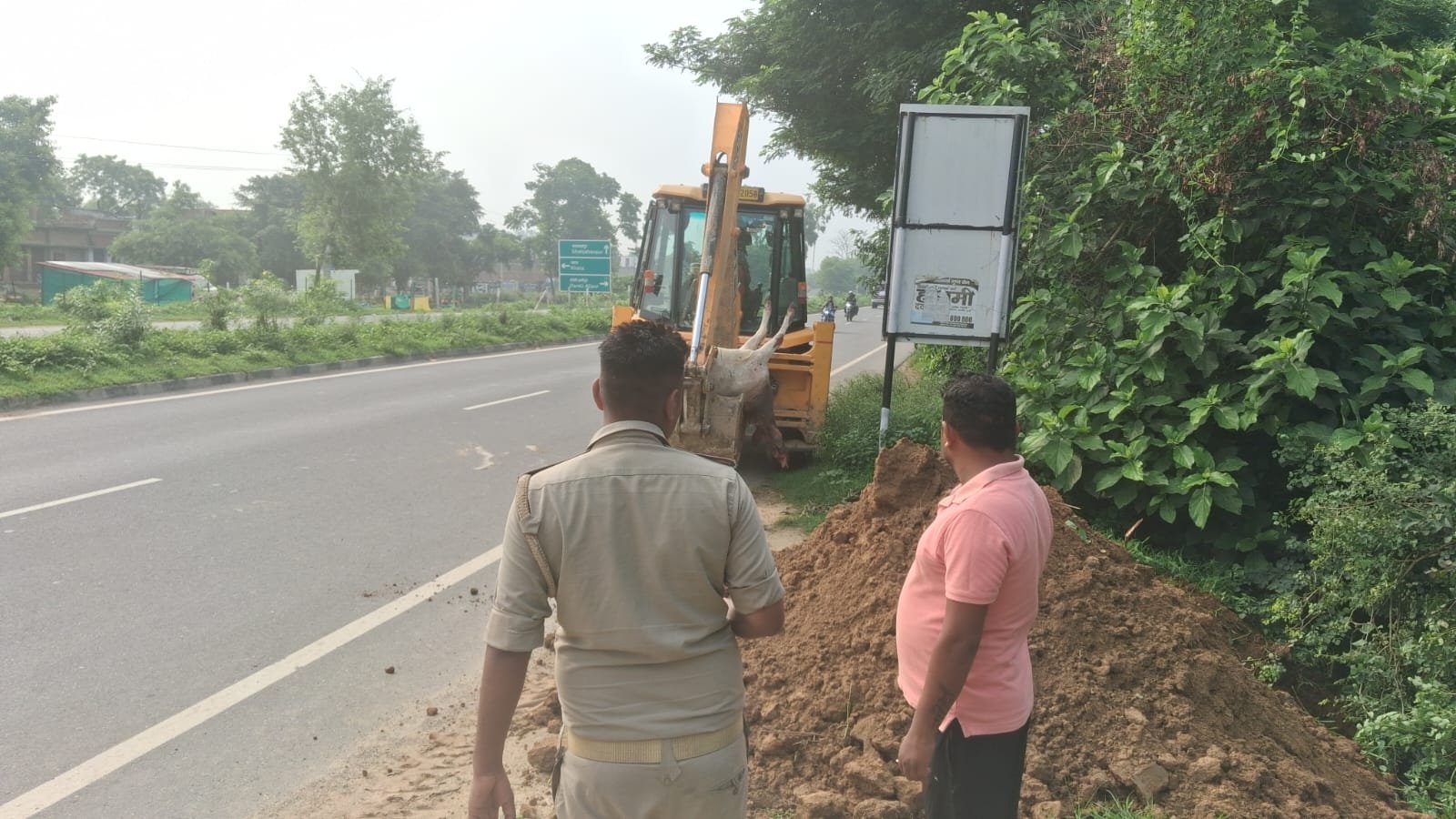 बरेली टिसुआ चौराहे पर अज्ञात वाहन की टक्कर से नंदी महाराज की मृत्यु, गौ रक्षक विकास ठाकुर ने कराया अंतिम संस्कार