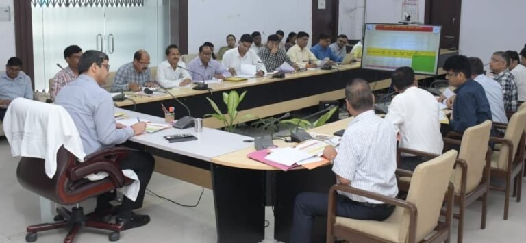 कमिश्नर की मीटिंग मे खुली पोल, 19 गौशालाएं अधूरी, लापरवाह अफसरों पर जल्द गिरेगी गाज  बरेली। गुरुवार को बरेली मंडल के कमिश्नर शंभू कुमार की समीक्षा बैठक में जब सरकारी सिस्टम की पोल खुली, तो उनका पारा चढ़ गया। मंडल की 19 अधूरी गौशालाएं, बदायूं में युवाओं के स्वरोजगार लोन पर बैंक की अड़चनें और शाहजहांप
