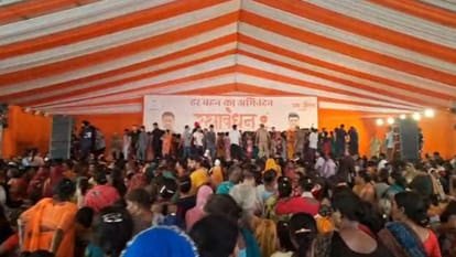 बरेली: रक्षाबंधन कार्यक्रम में भीड़ और जाम ने उठाए व्यवस्थाओं पर सवाल, विपक्ष ने मेयर उमेश गौतम और पार्थ गौतम फाउंडेशन को घेरा बरेली। महापौर उमेश गौतम और पार्थ गौतम फाउंडेशन की ओर से बरेली क्लब में आयोजित रक्षाबंधन कार्यक्रम को लेकर अब व्यवस्थाओं पर सवाल उठने लगे हैं। कार्यक्रम में बड़ी संख्या में म