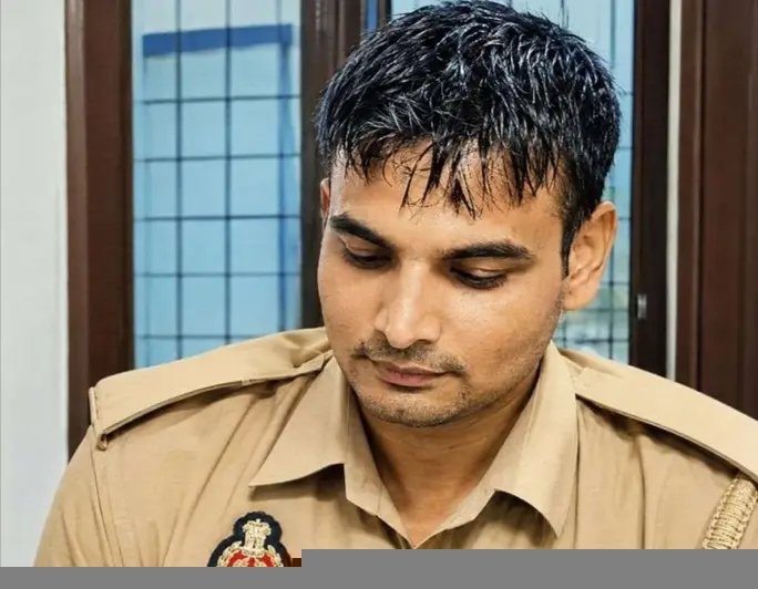 बरेली के हेड कांस्टेबल ने रामपुर में की फांसी लगाकर आत्महत्या, पत्नी से चल रहा था विवाद  रामपुर। सिविल लाइंस इलाके में गुरुवार देर शाम एक मुख्य आरक्षी का शव किराये के कमरे में फंदे से लटका मिलने से पुलिस महकमे में खलबली मच गई। मृतक की पहचान 40 वर्षीय अरुण शुक्ला के रूप में हुई है। वह पुलिस अधीक्षक क