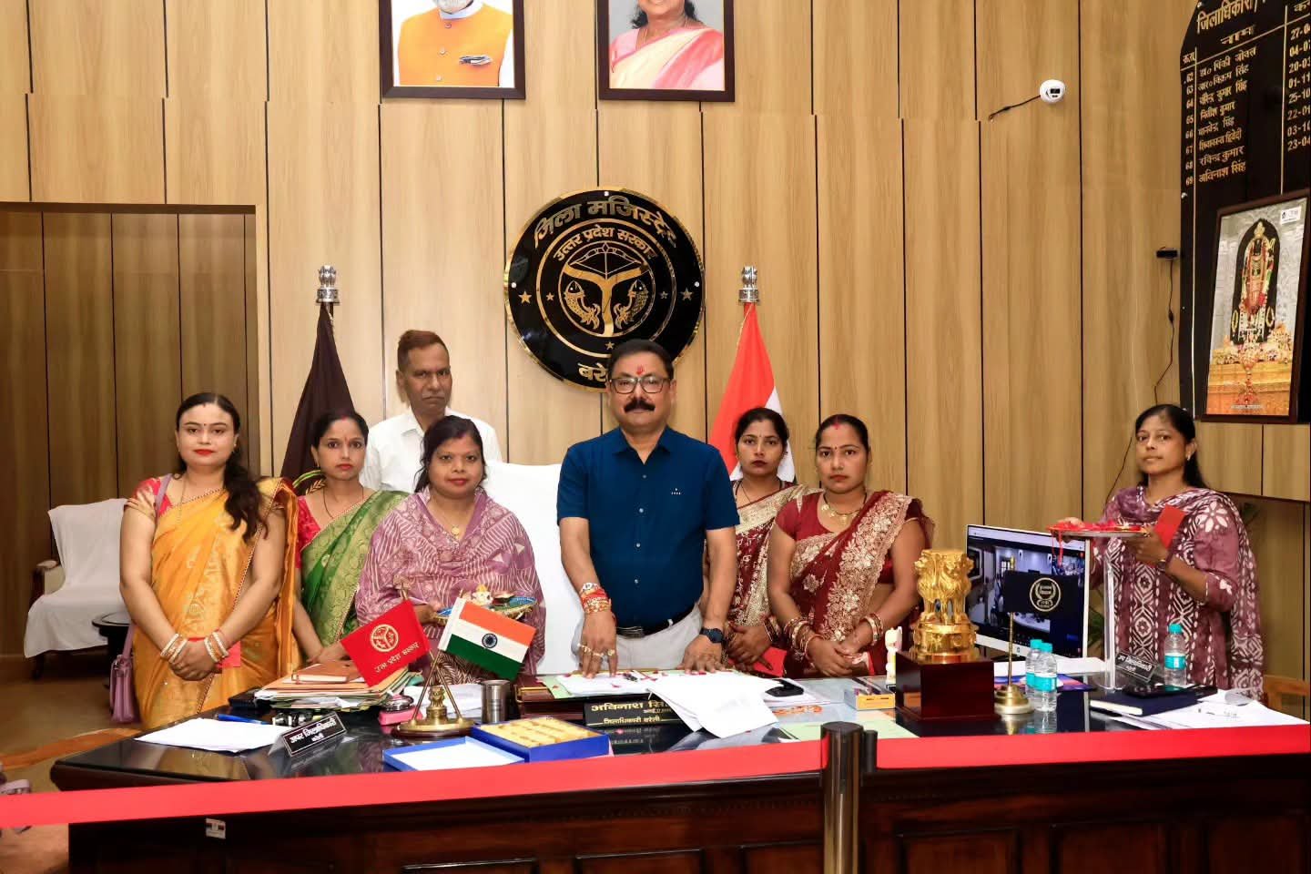 🎀 स्वयं सहायता समूह की दीदियों ने जिलाधिकारी अविनाश सिंह को बांधी राखी बरेली। रक्षाबंधन के पावन अवसर पर जिलाधिकारी बरेली अविनाश सिंह को आज स्वयं सहायता समूह की दीदियों ने आत्मीयता और स्नेह के साथ राखी बांधी। इस दौरान भाई-बहन के पवित्र रिश्ते की भावना के साथ आपसी भाईचारे, सहयोग और सम्मान का संदेश देख