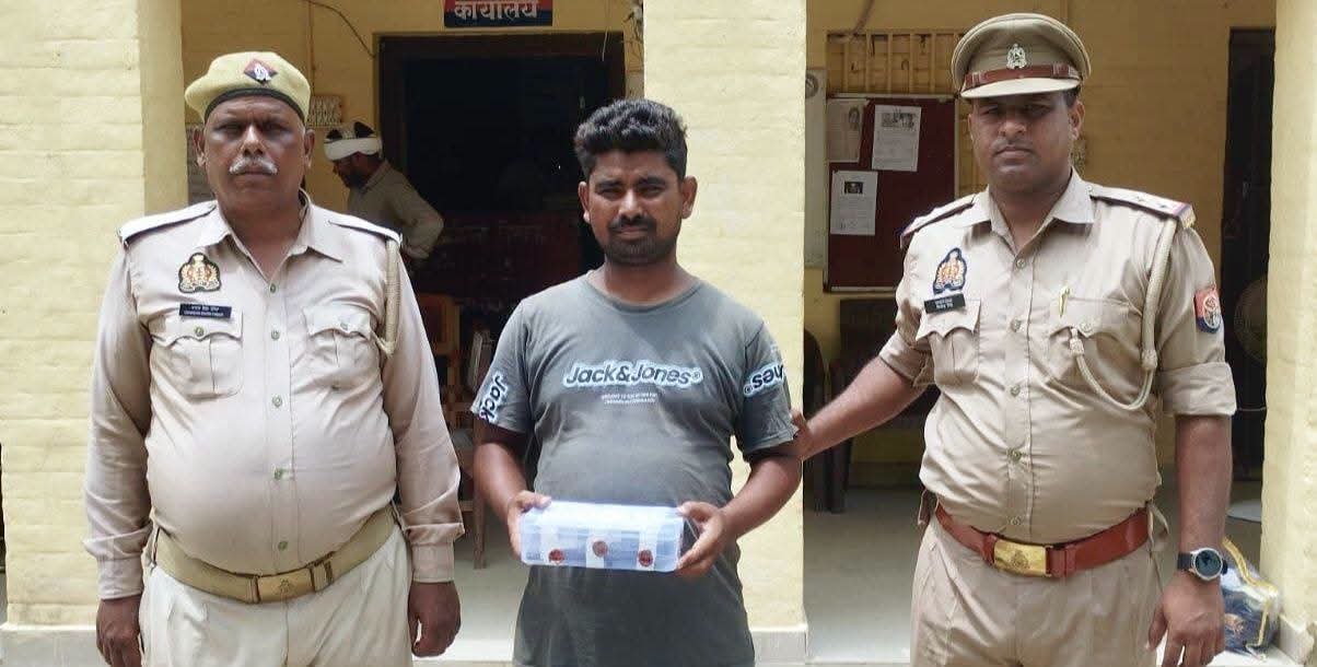 अवैध तमंचा व दो जिंदा कारतूस के साथ युवक गिरफ्तार, फतेहगंज पूर्वी पुलिस की कार्रवाई  बरेली। जनपद में अपराध एवं अवैध हथियारों के खिलाफ चलाए जा रहे अभियान के तहत थाना फतेहगंज पूर्वी पुलिस ने एक युवक को 315 बोर के अवैध तमंचे और दो जिंदा कारतूस के साथ गिरफ्तार किया है। बरामदगी के आधार पर आरोपी के खिलाफ 