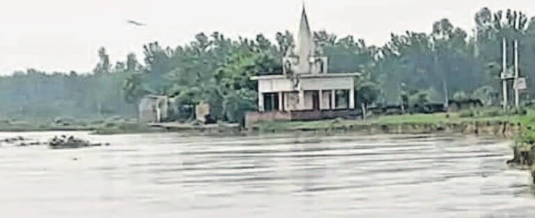 कपूरपुर मे मंदिर बचाने के लिए फ्लड फाइटिंग का कार्य कराएगा बाढ़ खंड  मीरगंज, बरेली। बाढ़ खंड कपूरपुर मे मंदिर को बचाने के लिए रामगंगा में फ्लड फाइटिंग का कार्य कराया जाएगा। बारिश का मौसम खत्म होने पर विभाग बाढ़ परियोजना बनाकर शासन को भेजेगा। रामगंगा नदी का जलस्तर बढ़ने के बाद कपूरपुर और मदनापुर क्षे