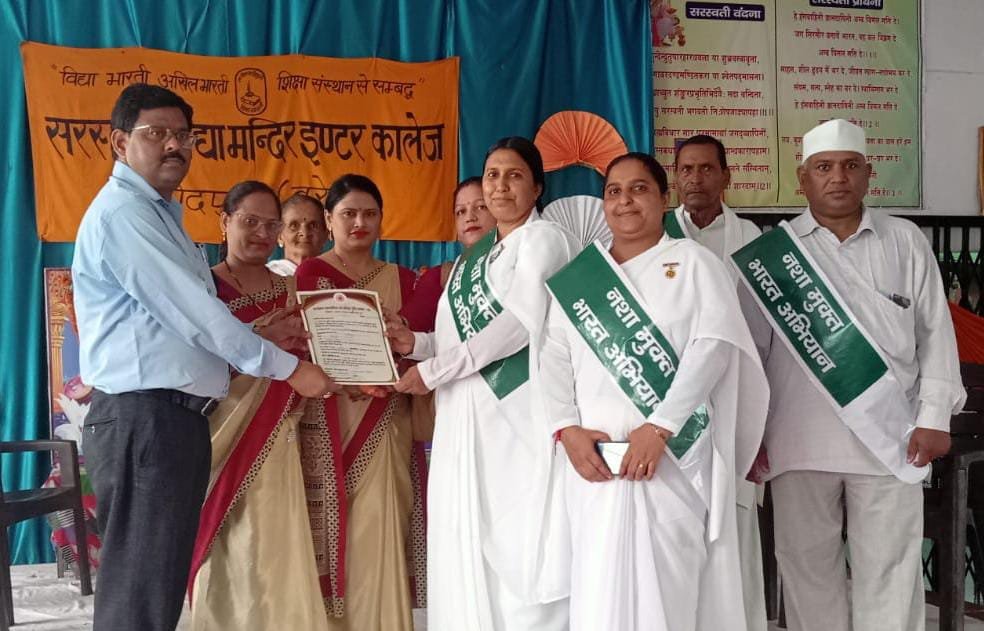 फर्रखपुर के विद्यालयों में मध् निषेध पर कार्यक्रम कर नशा मुक्ति पर कराया गया संकल्प -छात्र छात्राओं शिक्षकों सहित गणमान्य नागरिकों ने लिया हिस्सा  फरीदपुर (बरेली)। नशा मुक्ति महाअभियान के अंतर्गत कस्बा के मोहल्ला फर्रखपुर के सरस्वती विद्या मंदिर इंटर कालेज एवं राम कुमार मिश्रा मैमोरियल इंटर कालेज मे