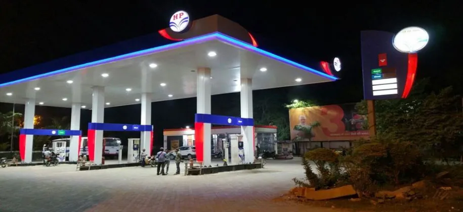 फरीदपुर में पेट्रोल पंप पर फायरिंग, बदमाश बाइक छोड़कर फरार  बरेली/फरीदपुर। हाईवे किनारे हरियाली बाजार स्थित पेट्रोल पंप पर बुधवार रात पेट्रोल डलवाकर बिना रुपये दिए भाग रहे बदमाशों ने रोकने पर फायरिंग कर दी। जवाब में पेट्रोल पंप के सिक्योरिटी गार्ड ने भी हवाई फायरिंग की। घटना के बाद चारों बदमाश दो बा