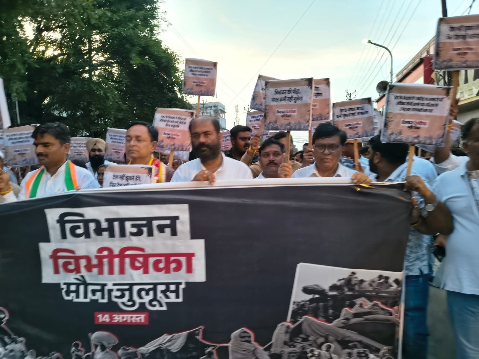 फरीदपुर में विभाजन विभीषिका स्मृति दिवस पर संगोष्ठी और मौन जुलूस, डॉ. महेंद्र देव ने निभाई अहम भूमिका बरेली/फरीदपुर। विधानसभा फरीदपुर के श्याम सुंदर कन्या इंटर कॉलेज में विभाजन विभीषिका स्मृति दिवस के अवसर पर संगोष्ठी एवं विभाजन विभीषिका मौन जुलूस का आयोजन किया गया। कार्यक्रम में मुख्य अतिथि पूर्व ज