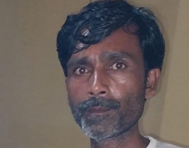 आधार कार्ड बनवाने गया था, पहुंच गया जेल और फिर मौत, पत्नी बोली- मेरे पति को फंसाकर ले ली जान   बरेली सेंट्रल जेल टू में बंद फर्जी जमानत के मामले के आरोपी परवेश उर्फ प्रवेश की दिल्ली के सफदरजंग अस्पताल में इलाज के दौरान मौत हो गई। मौत के बाद परिजनों ने जेल प्रशासन और पूरे मामले को लेकर गंभीर सवाल उठा