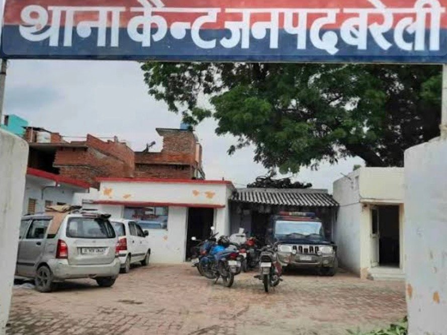 कोचिंग से लौट रहे छात्र पर हमला, हालत गंभीर बरेली के कैंट थाना क्षेत्र के चौबारी गांव में कोचिंग से घर लौट रहे 15 वर्षीय छात्र मनीष कुमार सिंह के साथ मारपीट का मामला सामने आया है। घटना 28 जुलाई की शाम करीब 7:30 बजे गांव के प्रधान पप्पू सिंह के घर के पास हुई। पीड़ित के पिता कृपाल सिंह का आरोप है कि ग