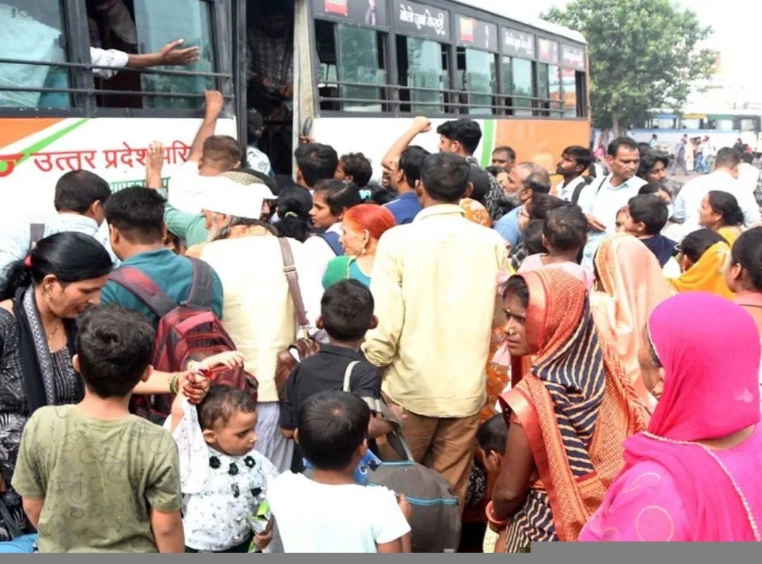 रक्षाबंधन पर सफर की जंग: बसों में सीट के लिए धक्का-मुक्की, ट्रेनों के जनरल से स्लीपर तक ठसाठस  बरेली। रक्षाबंधन पर शहर के बस अड्डों और रेलवे स्टेशन पर यात्रियों का सैलाब उमड़ पड़ा। रोडवेज बसों में महिलाओं के लिए मुफ्त यात्रा की सुविधा शुरू होते ही सेटेलाइट और पुराने बस अड्डे पर भीड़ का दबाव बढ़ गया।