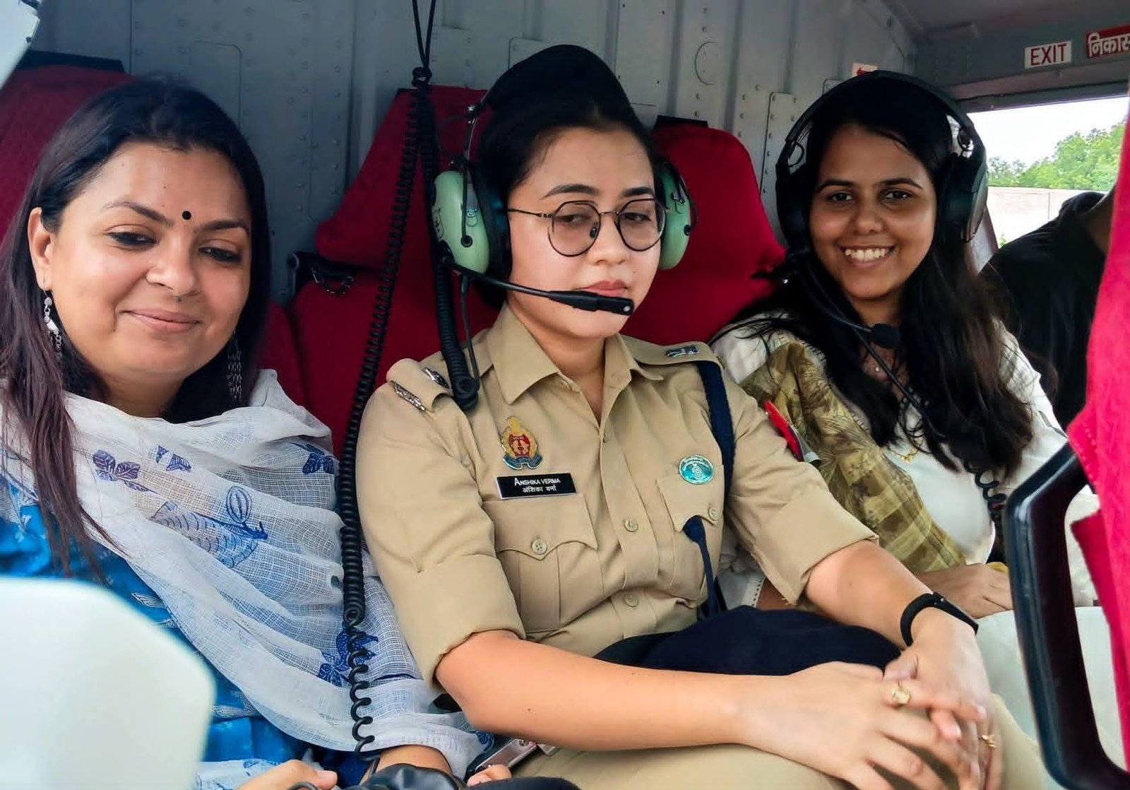 सावन के तीसरे सोमवार पर कांवड़ियों पर पुष्पवर्षा  बरेली। सावन के तीसरे सोमवार को बरेली में कांवड़ियों पर पुष्पवर्षा कर उनका भव्य स्वागत किया गया। मंडलायुक्त, डीआईजी, जिलाधिकारी, एसएसपी समेत प्रशासन और पुलिस के वरिष्ठ अधिकारियों ने प्रमुख कांवड़ मार्गों पर पहुंचकर कांवड़ियों का स्वागत किया। इस दौरान 