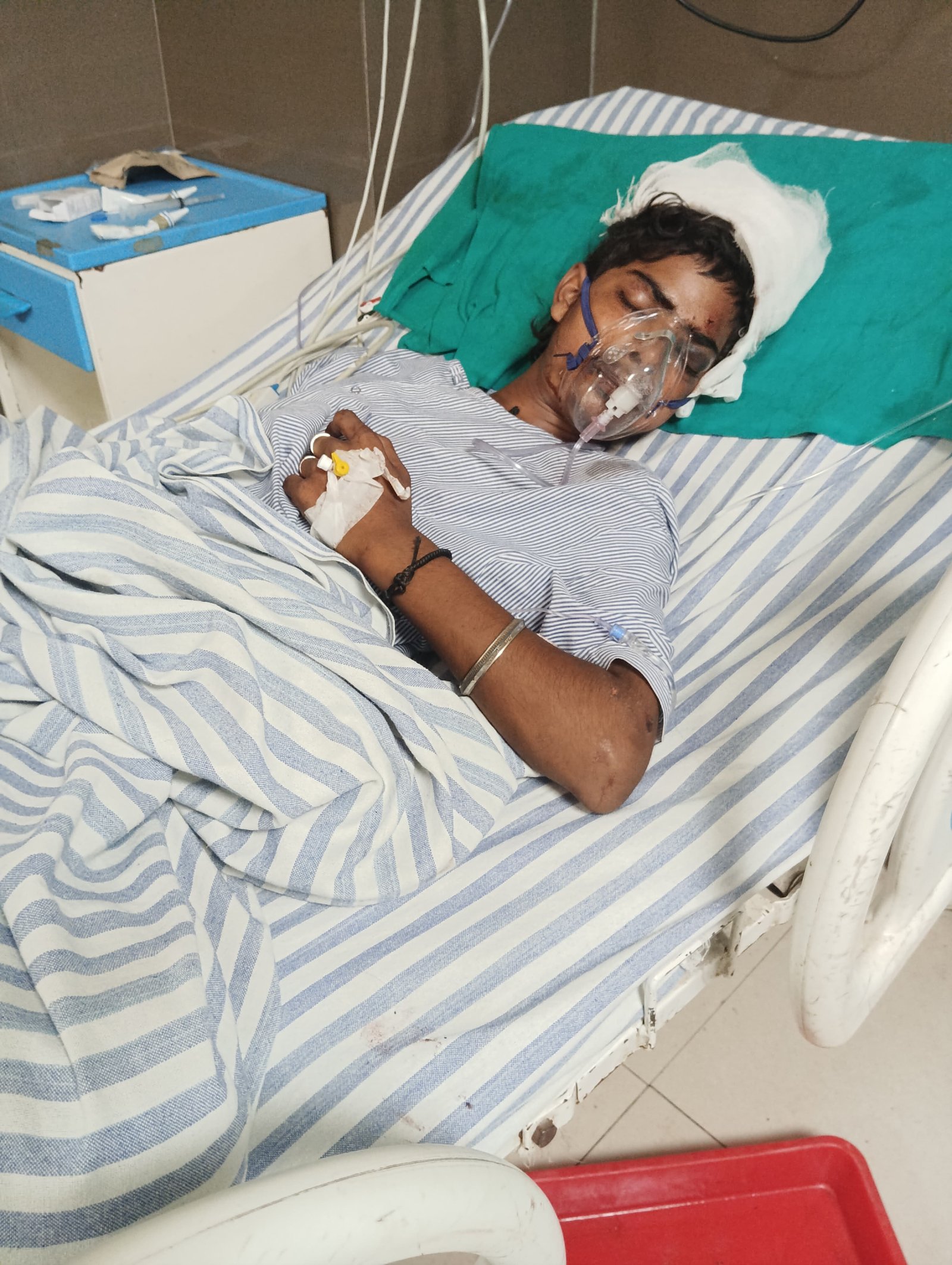 सड़क दुर्घटना का शिकार युवक को लाठी-डंडों से पीटकर किया मानवता को शर्मसार,गंभीर चोट लगने से घायल युवक को निजी अस्पताल में कराया भर्ती,परिजनों ने पुलिस को तहरीर देकर की कार्रवाई की माँग*  बरेली जनपद में थाना फतेहगंजपूर्वी क्षेत्र के ग्राम खनी नवादा निवासी युवक की बाइक और साइकिल में भिड़न्त हो गई भिड़ंत 
