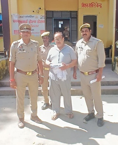 फर्जी फर्म और कूटरचित बिलों से जीएसटी लाभ लेने वाला आरोपी गिरफ्तार।  बरेली। फर्जी फर्म और कूटरचित बिलों के माध्यम से जीएसटी का अनुचित लाभ लेने के मामले में आंवला पुलिस ने वांछित आरोपी को गिरफ्तार किया है। पुलिस ने आरोपी के कब्जे से मोटोरोला कंपनी का एक मोबाइल फोन और पैन कार्ड की छायाप्रति बरामद की ह