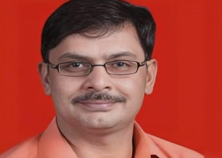 गैंगस्टर शेर अली जाफरी ने गनर पर किया चाकू से हमला, मुकदमा दर्ज सीबीगंज, बरेली। डी फार्मा की फर्जी डिग्री बांटकर करोड़ों रुपये ठगने के आरोपी गैंगस्टर शेर अली जाफरी ने अब अपने गनर पर चाकू से जानलेवा हमला कर दिया। गनर ने सीबीगंज थाने मे मुकदमा दर्ज कराया है। शिवनगर कॉलोनी निवासी योगेश गुप्ता ने एसएसप