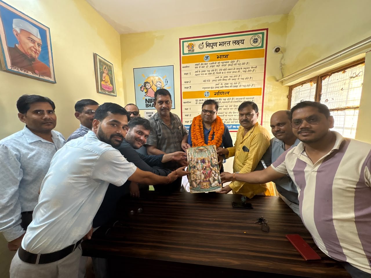 फतेहगंज पूर्वी में धूमधाम से निकली भगवान गणेश की शोभायात्रा रिपोर्ट न्यूज़ संपादक कामराज मिश्रा के साथ ब्यूरो के विकास ठाकुर मटकी फोड़ कार्यक्रम बने आकर्षण का केंद्र, विद्युत आपूर्ति बंद रहने से लोग परेशान फतेहगंज पूर्वी। गणेश चतुर्थी के पावन अवसर पर सोमवार को नगर में भगवान गणेश की भव्य शोभायात्र