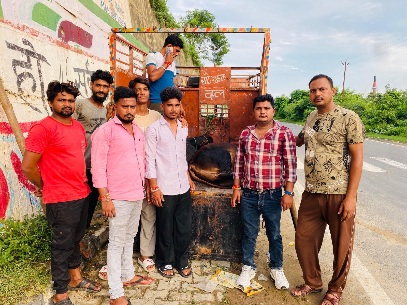 बीसलपुर फ्लाईओवर से गिरे दो नंदी महाराज, पैर टूटने से हुए घायल; उपचार के बाद किया गया रेफर  बरेली। फरीदपुर कस्बे में बीसलपुर फ्लाईओवर से दो नंदी महाराज नीचे गिर गए, जिससे दोनों गंभीर रूप से घायल हो गए। हादसे में दोनों नंदी महाराज की टांग टूट गई। घटना की सूचना मिलते ही सेवक भाइयों द्वारा तत्काल मौके 