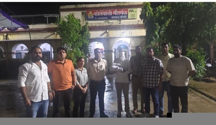 बरेली: एएनटीएफ ने अंतरराज्यीय तस्कर को किया गिरफ्तार, 2.60 करोड़ रुपये की हेरोइन बरामद।  एएनटीएफ बरेली इकाई ने शुक्रवार रात बड़ी कार्रवाई की। टीम ने फरीदपुर निवासी जब्बार खान को गिरफ्तार किया है। उसके पास से एक किलो तीन सौ ग्राम हेरोइन बरामद हुई, जिसकी अनुमानित कीमत दो करोड़ 60 लाख रुपये बताई गई है।