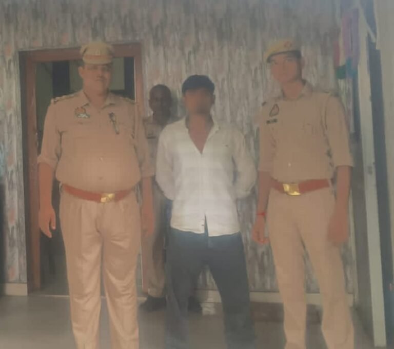 चोरी की दो बाइक और तमंचे के साथ युवक गिरफ्तार  करहियां मोड़ के पास मुखबिर की सूचना पर पुलिस ने की कार्रवाई  गाजीपुर :  गहमर थाना पुलिस ने शुक्रवार को चोरी की दो मोटरसाइकिल और तमंचे-कारतूस के साथ एक युवक को गिरफ्तार किया। आरोपी के खिलाफ आयुध अधिनियम और बीएनएस की संबंधित धाराओं में मुकदमा दर्ज कर पुलि