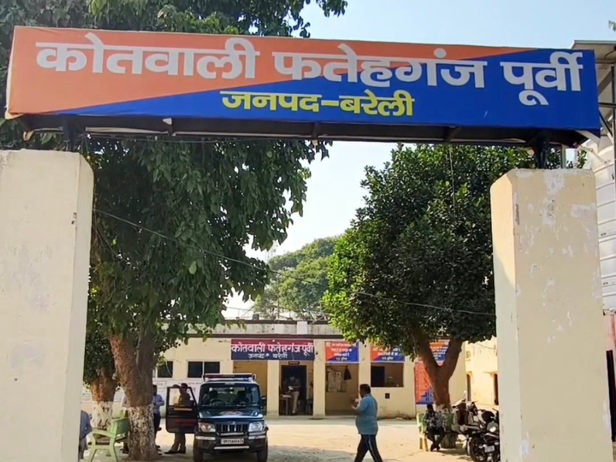 तालाब में मिला मानसिक रूप से कमजोर युवक का शव, दो दिन से था लापता फतेहगंज पूर्वी, बरेली। थाना फतेहगंज पूर्वी क्षेत्र के ग्राम भगवानपुर कुंदन में सोमवार को उस समय हड़कंप मच गया, जब गांव के पास स्थित तालाब में एक युवक का शव पड़ा मिला। सूचना पर स्थानीय पुलिस मौके पर पहुंची और शव को कब्जे में लेकर जांच-