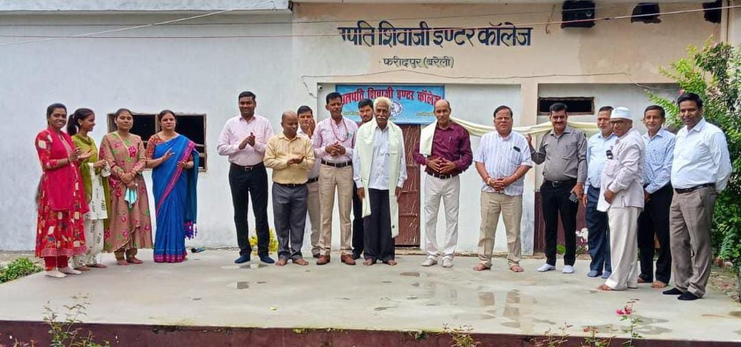 शिक्षक दिवस पर वरिष्ठ समाजसेवी अमित तोमर ने शिक्षकों को शाल ओढ़ाकर किया सम्मान -सोहनलाल शर्मा, सुंदरलाल यादव, डॉक्टर रणविजय सिंह यादव हुए सम्मानित फरीदपुर (बरेली)। भारत के प्रथम उपराष्ट्रपति एवं द्वितीय राष्ट्रपति महान् शिक्षाविद भारत रत्न डॉक्टर सर्वपल्ली राधाकृष्णन के जन्मदिन को शिक्षक दिवस के