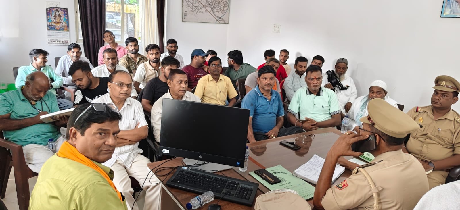 गणेश चतुर्थी को लेकर फतेहगंज पूर्वी थाने में पीस कमेटी की बैठक शांति, सौहार्द और भाईचारे के साथ पर्व मनाने की अपील फतेहगंज पूर्वी। गणेश चतुर्थी पर्व को लेकर थाना फतेहगंज पूर्वी परिसर में शुक्रवार को पीस कमेटी की बैठक आयोजित की गई। बैठक में पुलिस अधिकारियों के साथ नगर के जनप्रतिनिधियों, पत्रकारों, सा