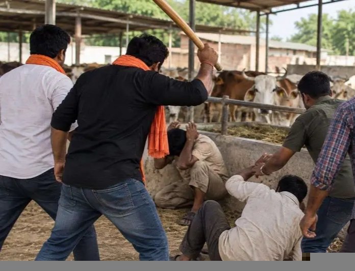 Bareilly News: गोशाला में घुसकर केयरटेकरों को पीटा, रंगदारी मांगी, हिस्ट्रीशीटर समेत कई पर FIR  बरेली। शाही थाना क्षेत्र के लालपुर गांव स्थित अस्थायी गोशाला में जबरन घुसकर कर्मचारियों से मारपीट और हर महीने 10 हजार रुपये की रंगदारी मांगने का मामला सामने आया है। ग्राम प्रधान के पति सोमपाल की शिकायत पर