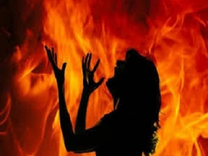 मकान पर कब्जे को लेकर बहू ने खुद पर छिड़का मिट्टी का तेल, आग लगाने लगी, ससुर और पति ने बचाई जान, मुकदमा दर्ज  बरेली। बिथरी चैनपुर में मकान पर कब्जे को लेकर चल रहा विवाद उस वक्त खतरनाक मोड़ पर पहुंच गया, जब एक महिला ने अपने शरीर पर मिट्टी का तेल छिड़ककर आग लगाने की कोशिश की। ससुर और पति ने शोर मचाकर 
