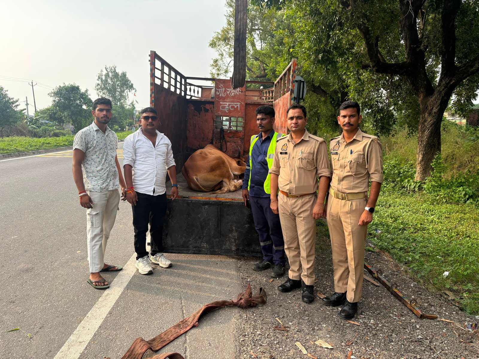 ट्रक की चपेट में आने से घायल हुए नंदी महाराज, गौ रक्षक विकास ठाकुर ने कराया उपचार फरीदपुर। थाना फरीदपुर क्षेत्र के पचोमी अड्डा पर शनिवार सुबह एक दर्दनाक घटना सामने आई। यहां एक अज्ञात वाहन ने नंदी महाराज के चारों पैरों को कुचल दिया, जिससे वे गंभीर रूप से घायल हो गए। चारों पैरों से खून बहने लगा और नंद